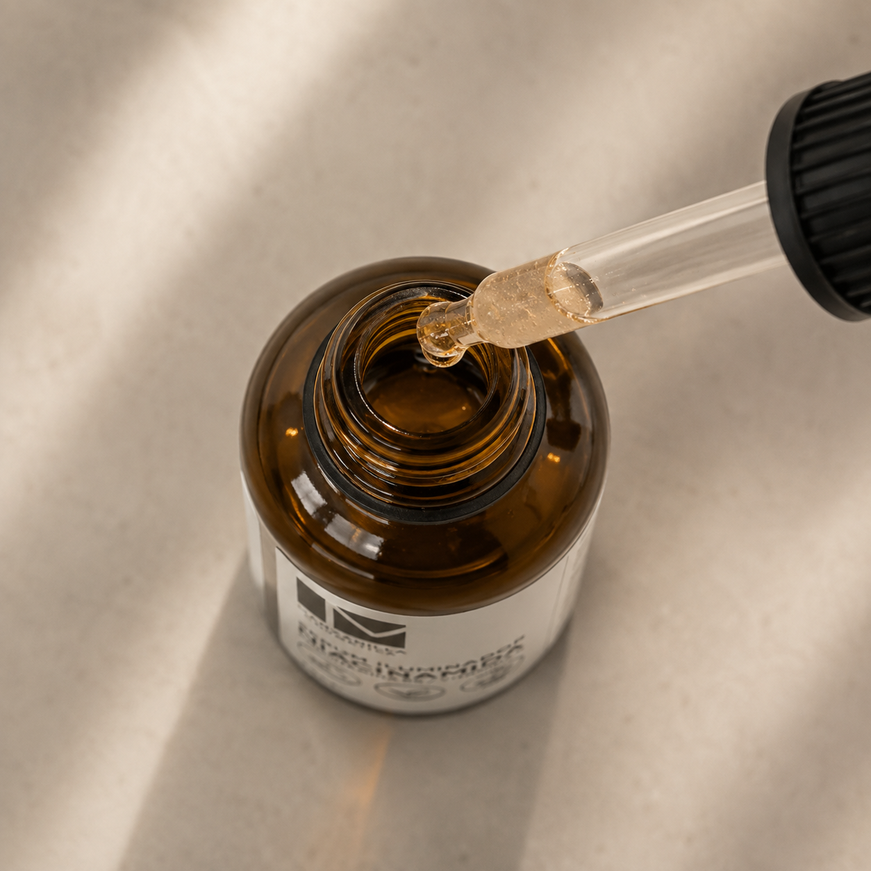 Sérum Iluminador con Niacinamida + Provitamina B5 y Vitamina E